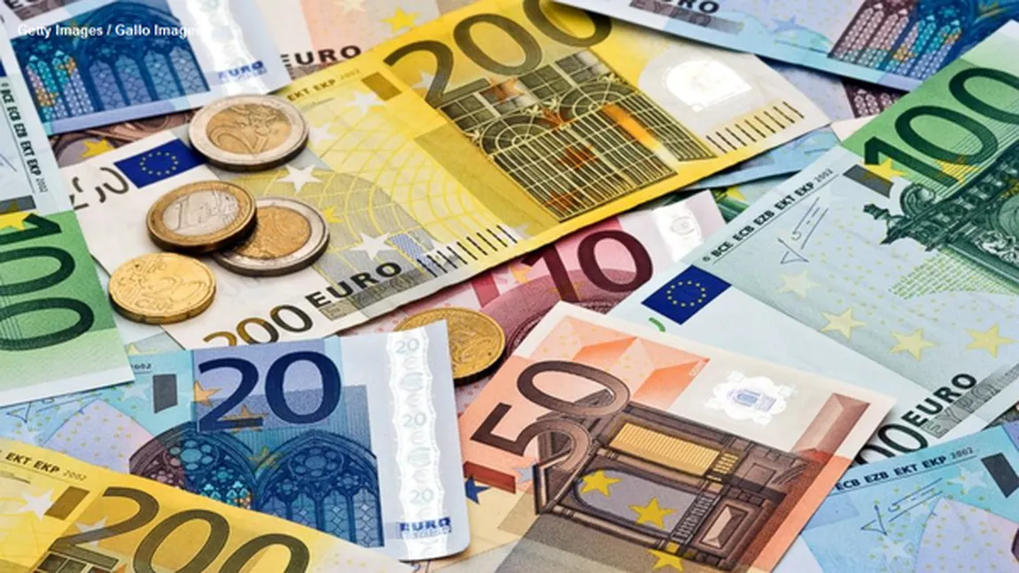 Moneda euro SE PRĂBUŞEŞTE în raport cu dolarul. Se află la cel mai SCĂZUT nivel, după 2005