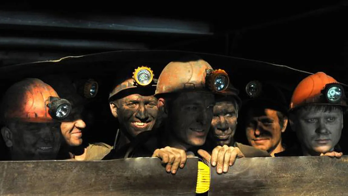 SUTE de mineri BLOCAŢI în SUBTERAN. Autorităţile fac eforturi să îi scoată la suprafaţă