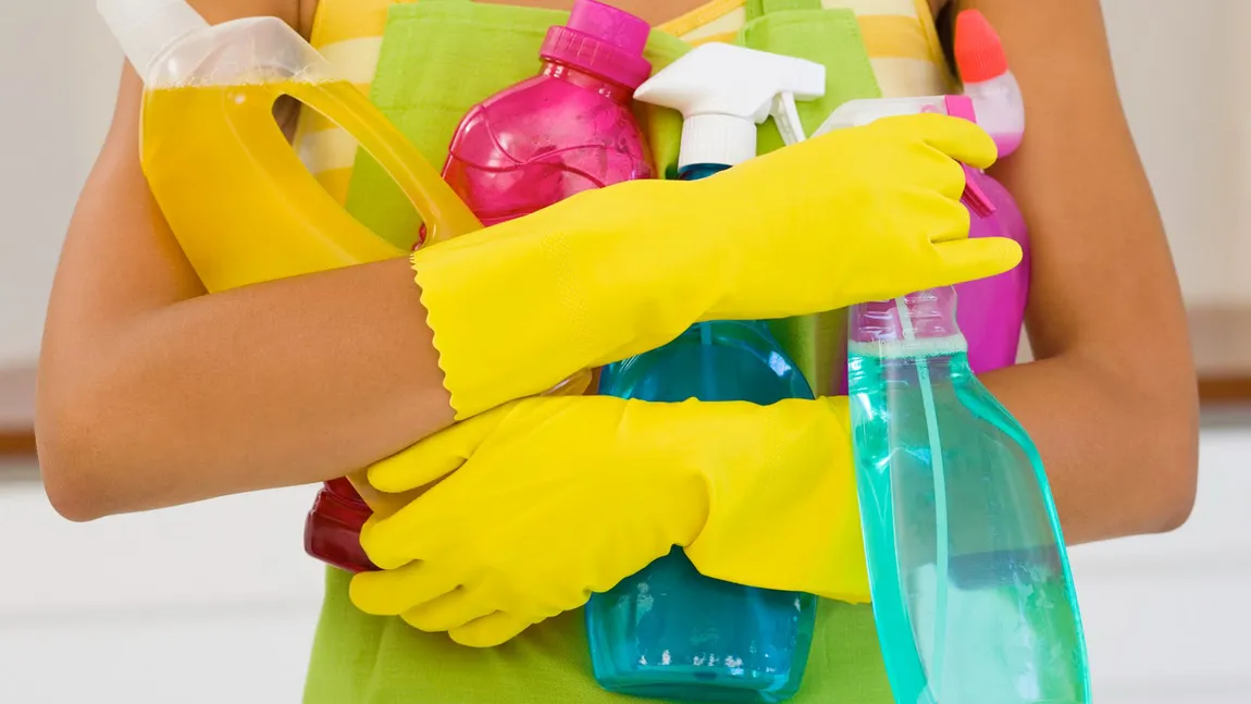 Soluţii naturale pentru curăţenie. Vezi cu ce poţi spăla parchetul, gresia sau blatul de bucătărie