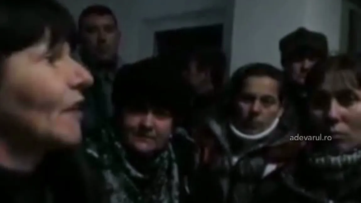 Sediul Poliţiei Vâlcea, luat cu asalt. Peste o sută de oameni, revoltaţi că au fost înşelaţi VIDEO