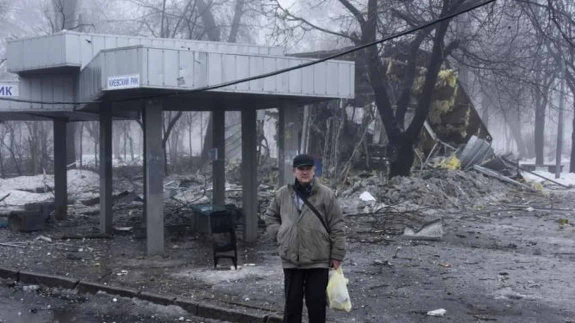 CRIZĂ UCRAINA. 13 morţi într-un bombardament asupra unei staţii de troleibuz din Doneţk