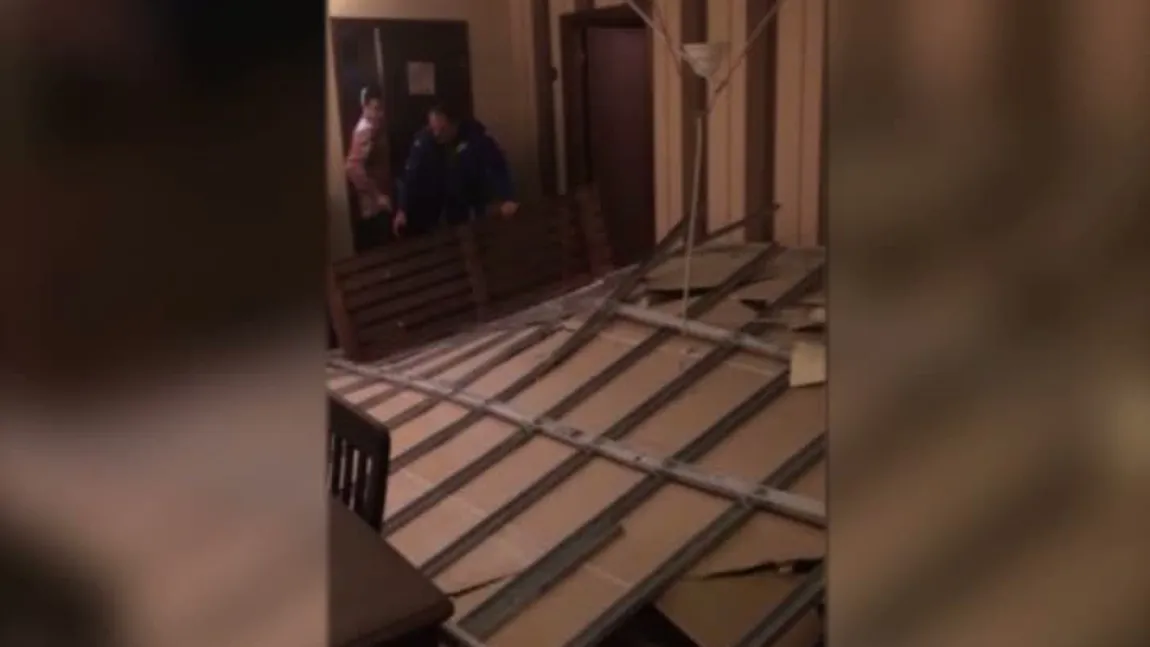 INCIDENT GRAV la un hotel de lux din Poiana Braşov: Tavanul unei camere s-a prăbuşit VIDEO
