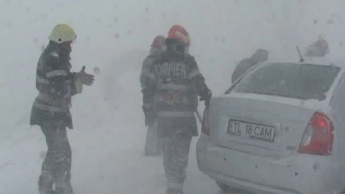 Viscolul a făcut din nou ravagii la Tulcea. Zeci de maşini au rămas blocate în nămeţi
