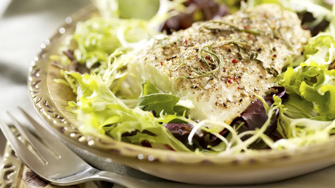 REŢETA ZILEI: Peşte halibut pe pat de salată