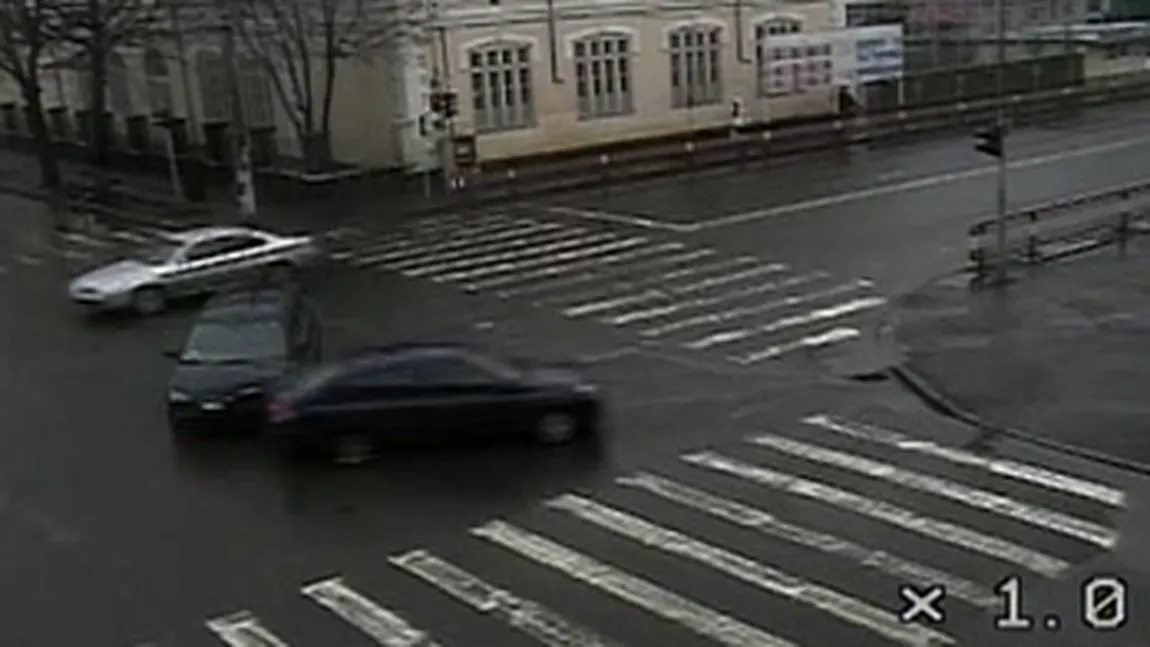 Şocant! Un şofer din Brăila a intrat cu maşina într-un bloc VIDEO