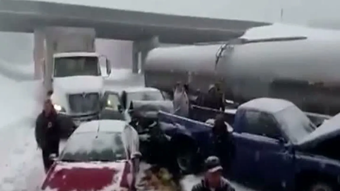 ACCIDENT GRAV pe o şosea. 40 de maşini s-au ciocnit din cauza vizibilităţii reduse VIDEO