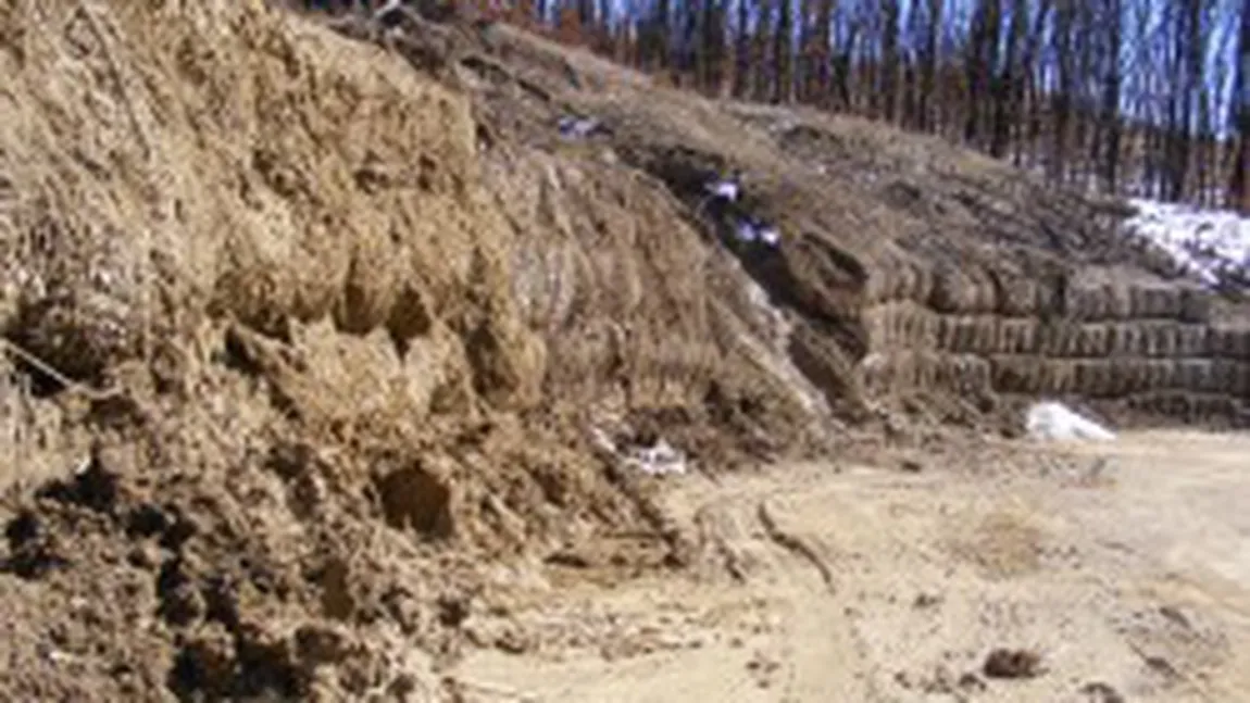 Alunecări de teren în Bumbeşti Piţic: O casă a fost înghiţită de pământ