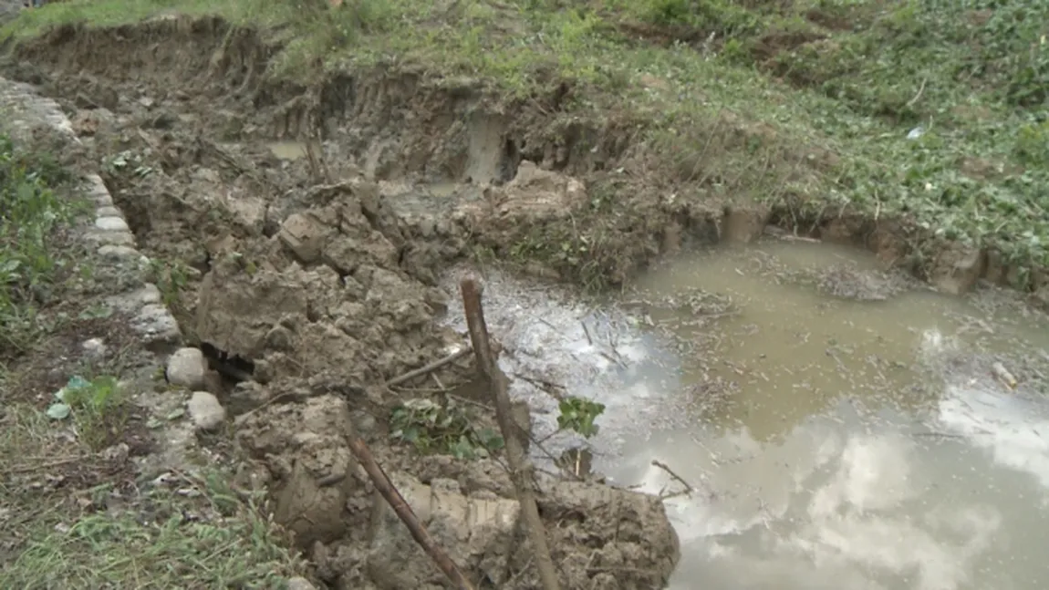 Sute de case în pericol de a rămâne izolate, după o alunecare de teren în judeţul Dâmboviţa