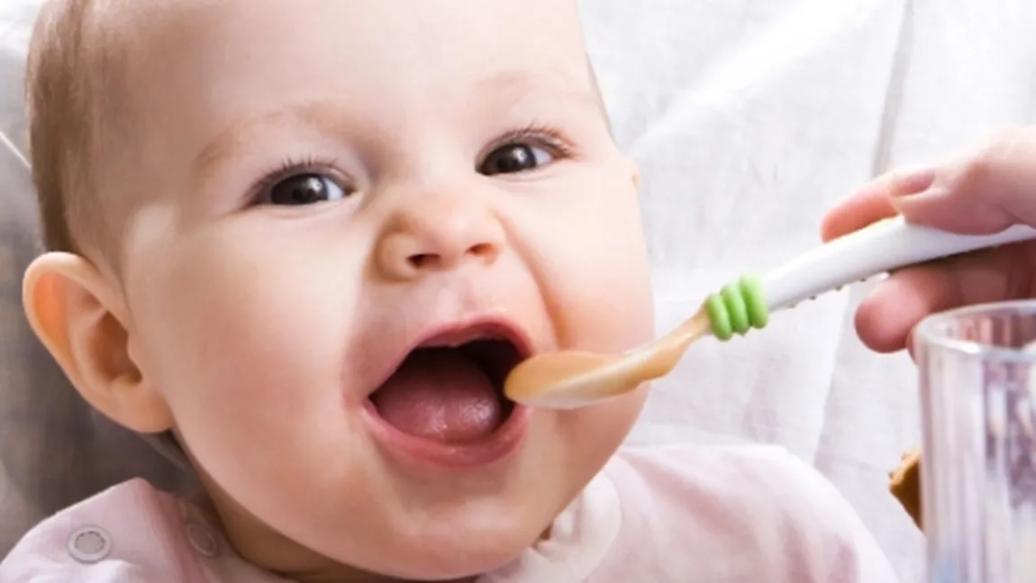Probleme frecvente legate de hrănirea bebeluşului: Bebe scuipă laptele
