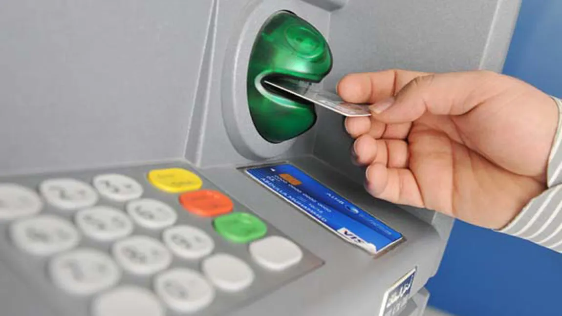 Comisioanele la tranzacţiile cu cardul, afişate pe ecranele bancomatelor. Măsura va fi aplicată de marţi