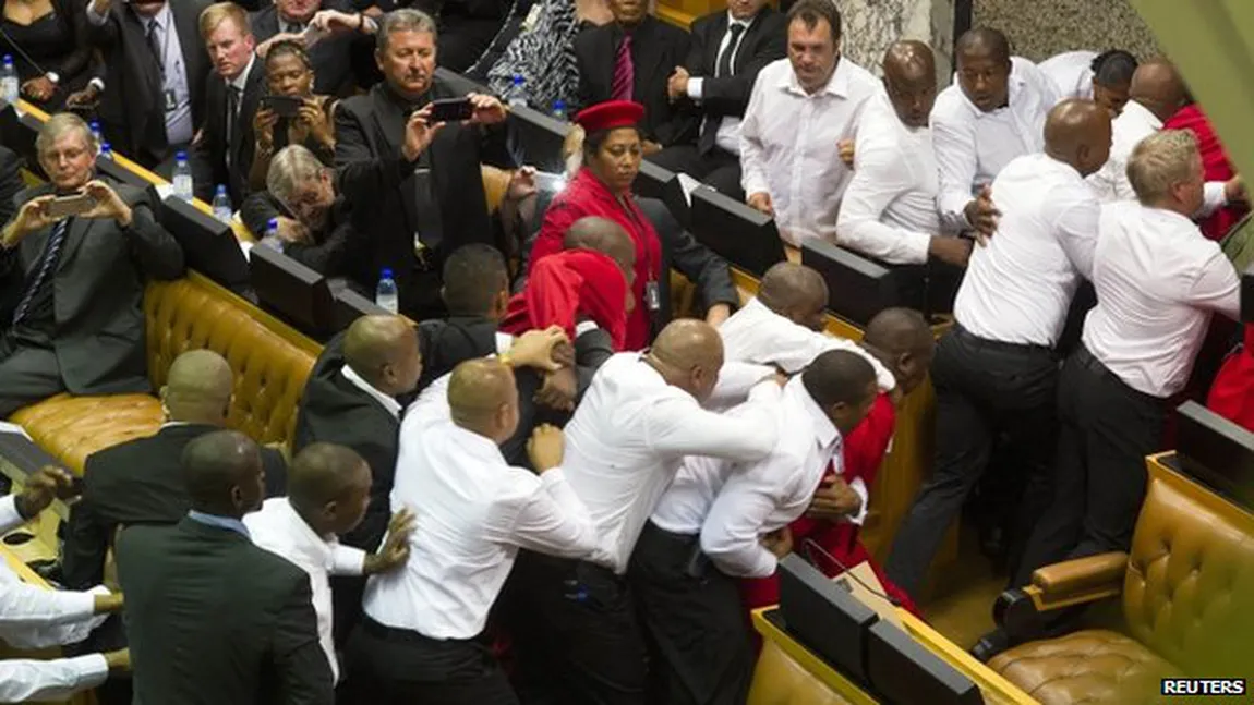 Bătaie generalizată în Parlamentul Africii de Sud, în timp ce preşedintele ţării ţinea un discurs VIDEO