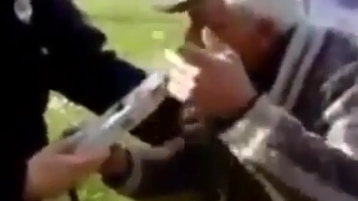 AŞA CEVA NU S-A MAI VĂZUT. Ce face un bătrân cherchelit cu aparatul etilotest dat de poliţişti VIDEO
