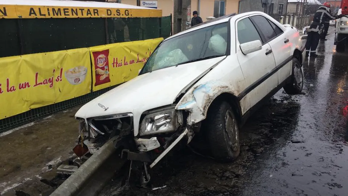 Un autoturism, în care se afla şi o fetiţă de 3 ani, s-a înfipt într-un parapet. FOTO