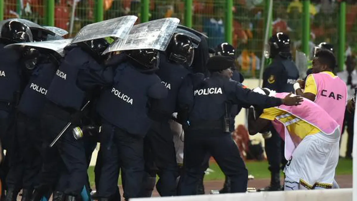 Scene de groază la Cupa Africii. Ghana în finală, după un meci întrerupt 30 de minute, din cauza violenţelor