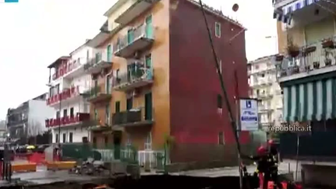 O groapă uriaşă a apărut în asfalt, la Napoli. Craterul aproape a ÎNGHIŢIT o intersecţie VIDEO