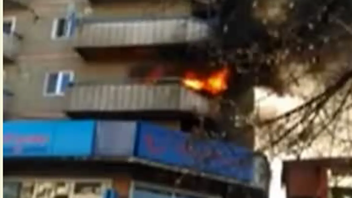 Imagini SPECTACULOASE. Incendiu VIOLENT într-un bloc din Deva VIDEO