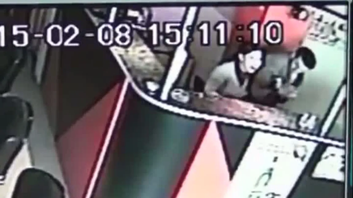 JAF la un bar din Satu Mare. Barmaniţa a fost lovită cu bestialitate VIDEO