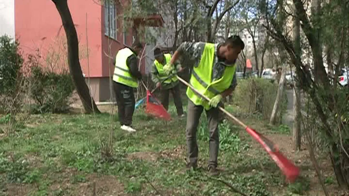 Disperaţi pentru un LOC DE MUNCĂ. Sute de oameni se bat pentru 10 posturi de măturători pe stradă