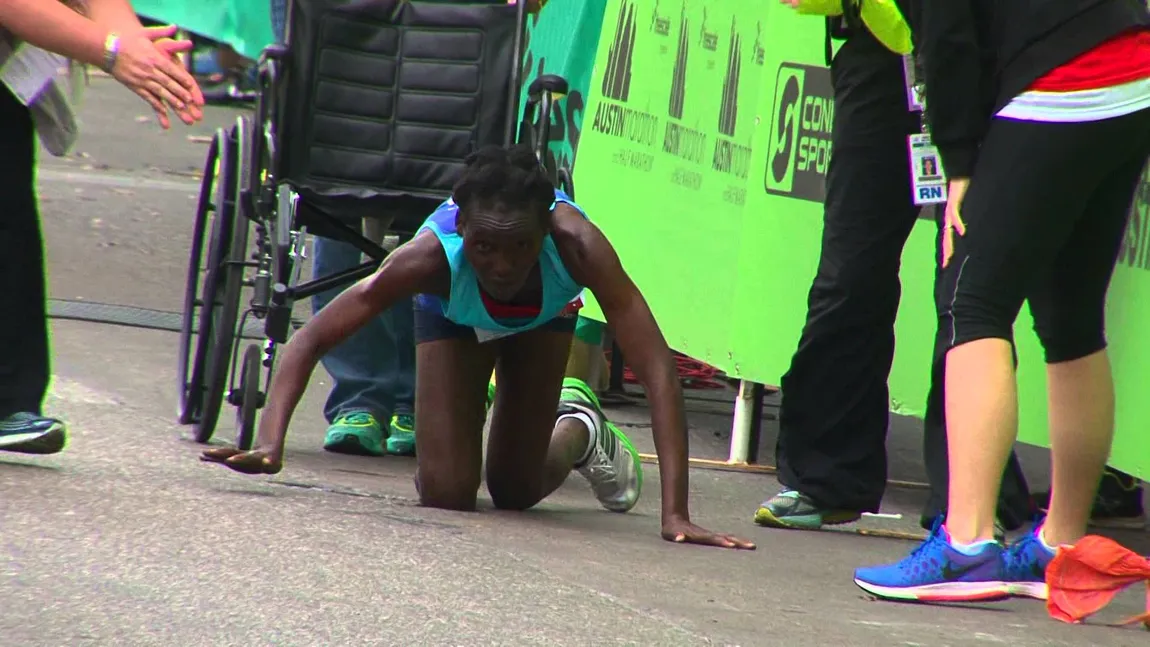 Gestul ISTORIC al unei ATLETE. S-a prăbuşit pe ultimii metri, dar a terminat cursa în genunchi VIDEO