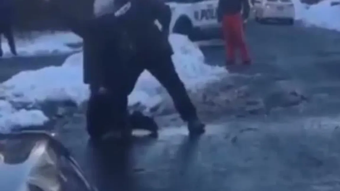 IMAGINI ŞOCANTE. Copii care se jucau cu bulgări de zăpadă, ameninţaţi cu ARMA de un POLIŢIST VIDEO