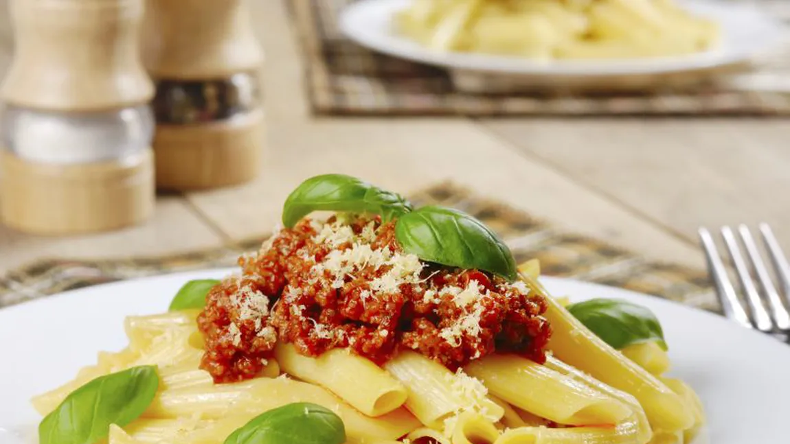 REŢETA ZILEI: Rigatoni cu sos bolognese