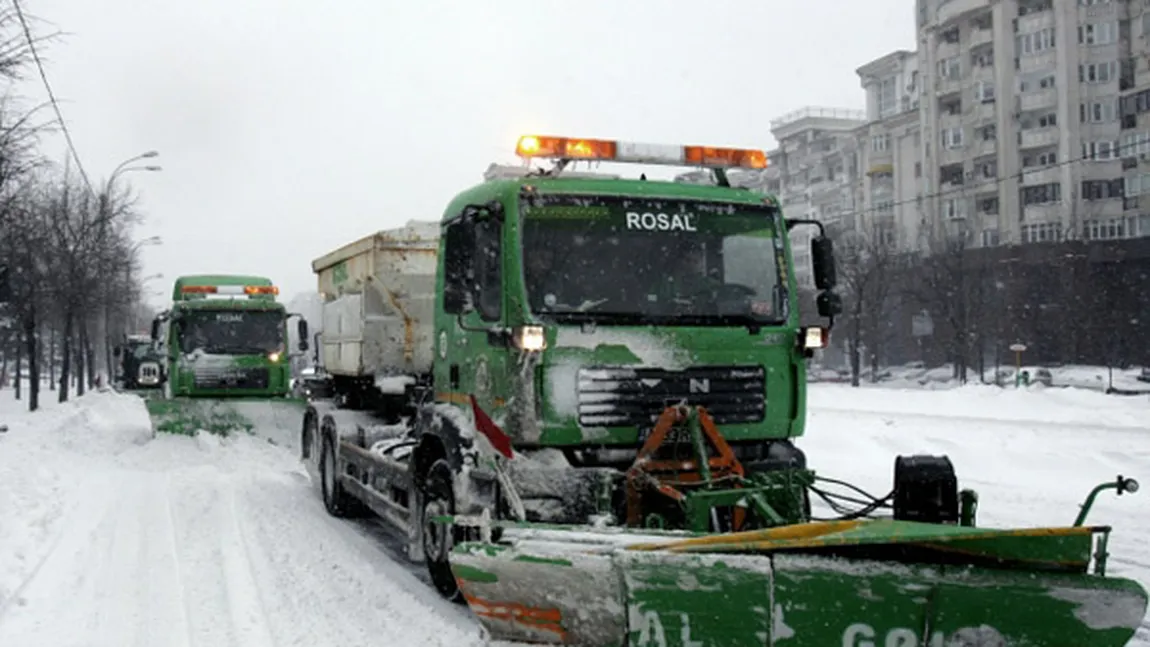 Două utilaje care acţionau pentru deszăpezirea unui drum, surprinse de avalanşe