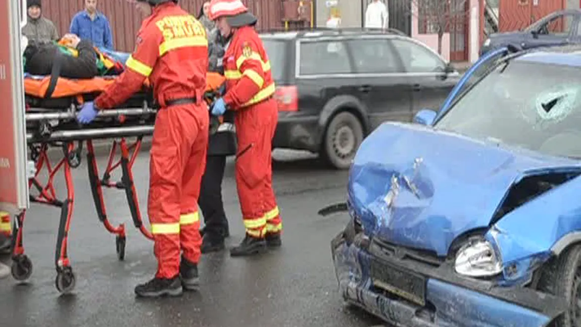 Accident violent în Mureş: Două persoane, încarcerate în urma unui impact extrem de puternic