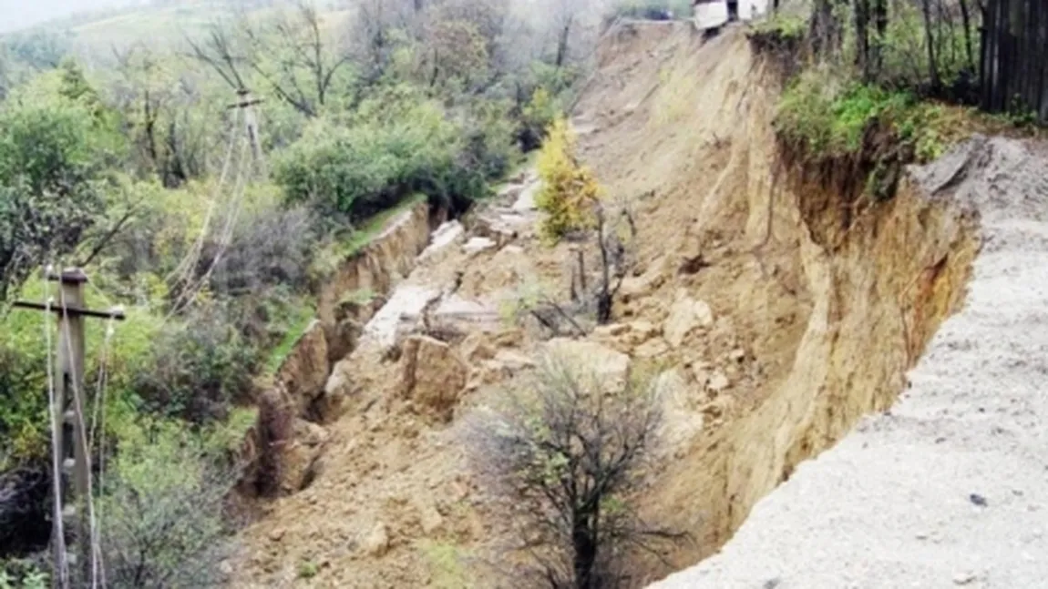 Sute de oameni izolaţi din cauza unor alunecări de teren