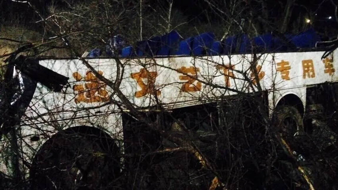 Accident CUMPLIT. Un autobuz s-a prăbuşit în prăpastie, în China. Cel puţin 20 de morţi