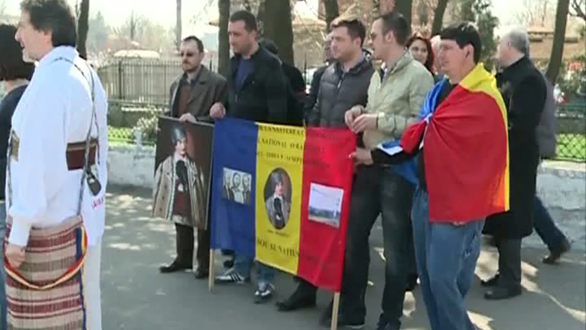Protest la Cotroceni faţă refuzul preşedintelui de a promulga Legea 