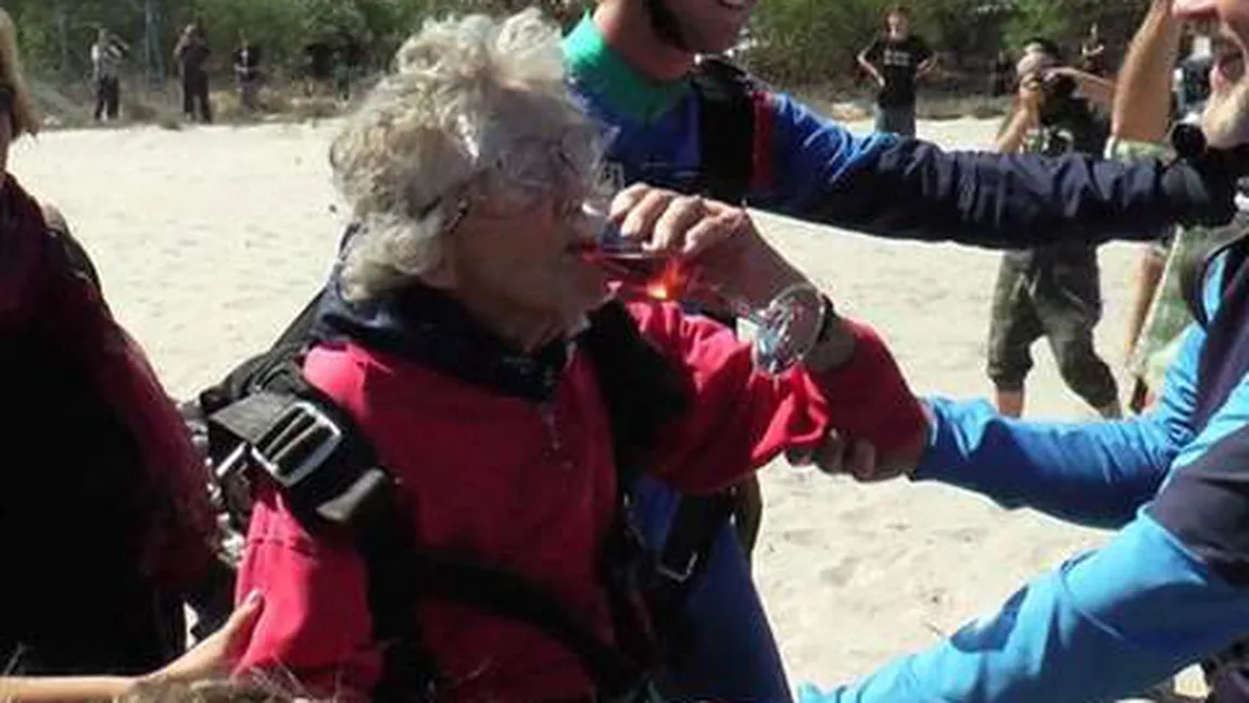 O bătrânică şi-a aniversat cei 100 DE ANI sărind cu PARAŞUTA VIDEO UIMITOR