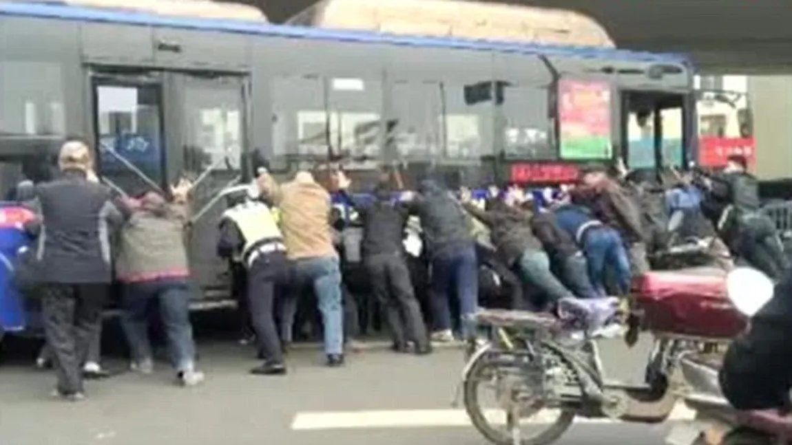 Un chinez a fost salvat de pasageri şi trecători de sub roţile unui autobuz de 13 tone VIDEO