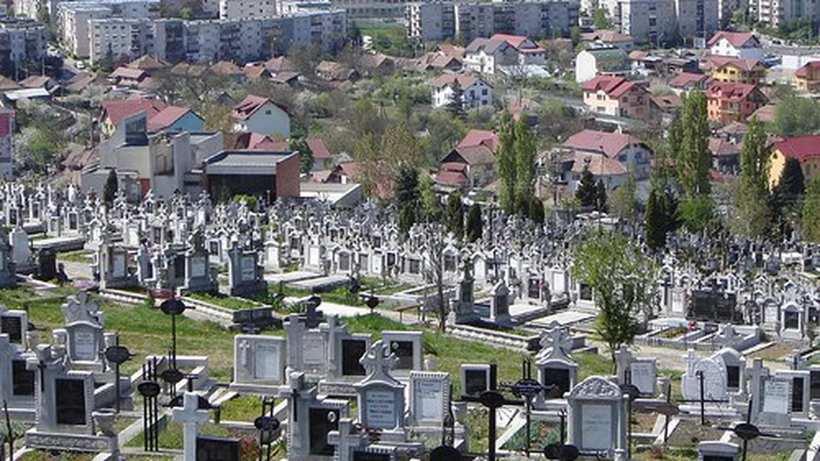 Zeci de clujeni, notificaţi să-şi DEZGROAPE morţii şi să-i MUTE în alte cimitire