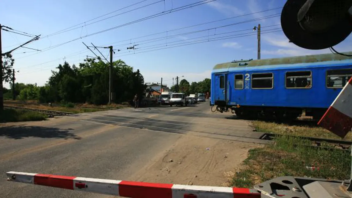 Circulaţie feroviară ÎNCHISĂ în Mehedinţi. Coliziune între un tren şi o Dacie