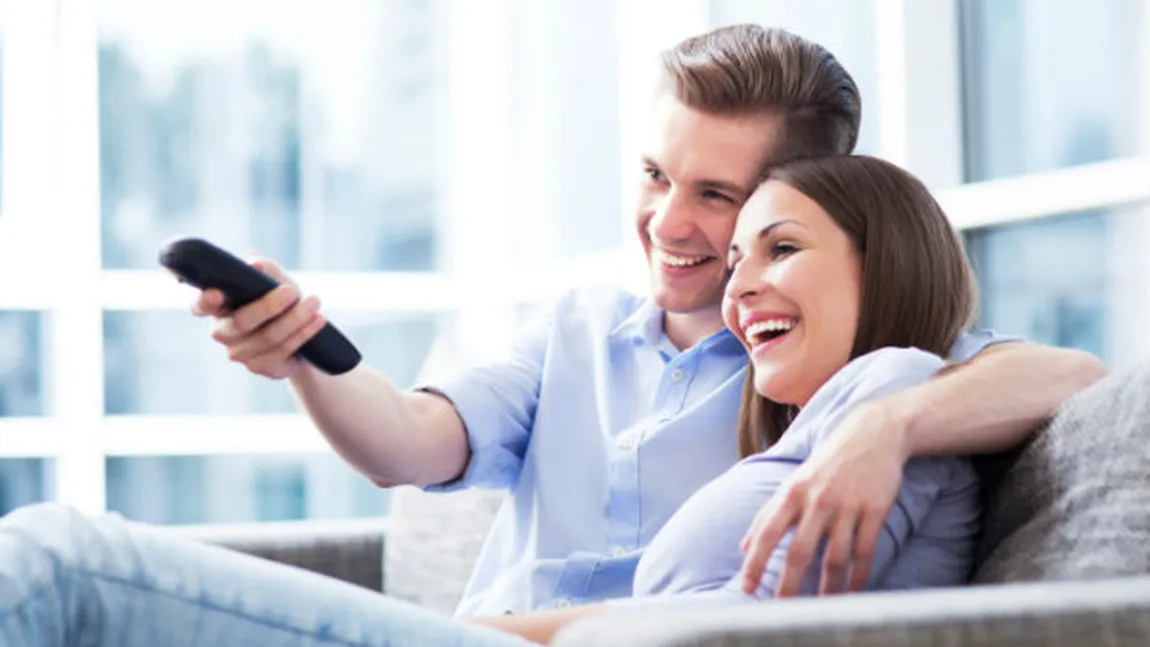 Poziţii perfecte pentru cuplurile dependente de televizor