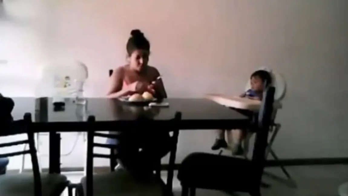 DĂDACĂ filmată cu CAMERA ASCUNSĂ în timp ce avea grijă de un copil. Ce au descoperit părinţii VIDEO