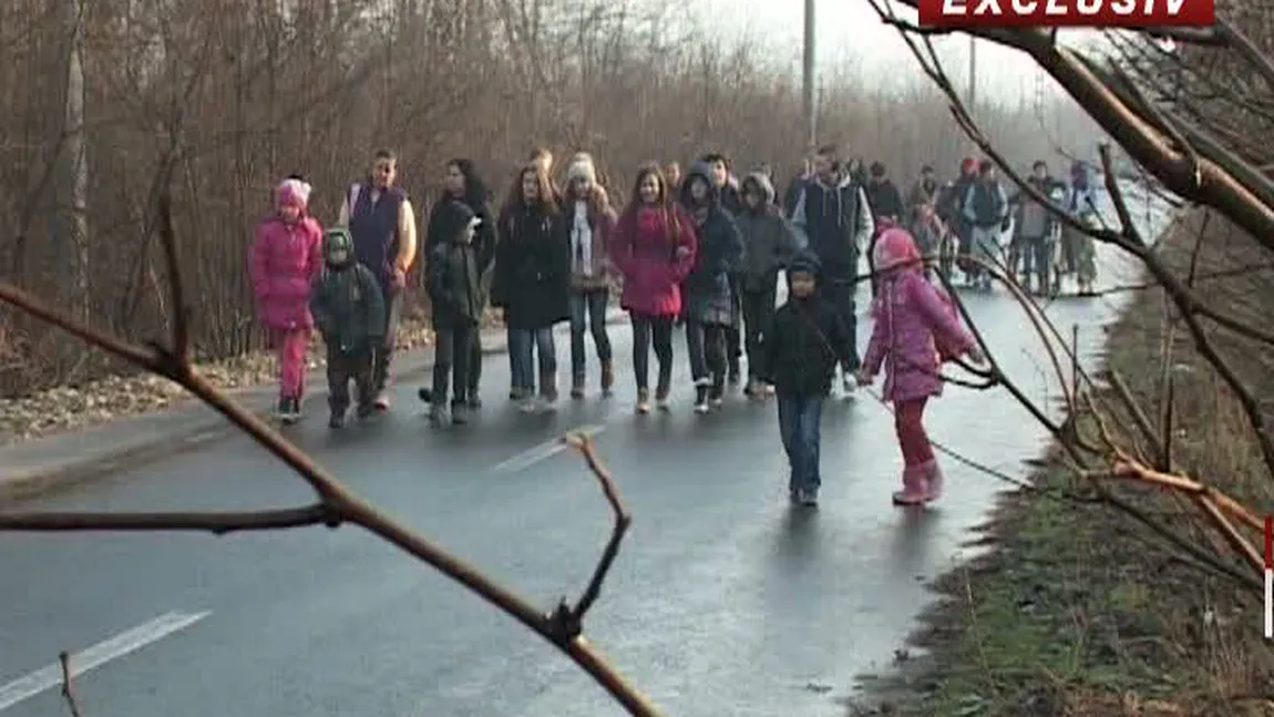 REVOLTĂTOR: Zeci de copii din Ialomiţa merg pe jos opt kilometri până la şcoală VIDEO