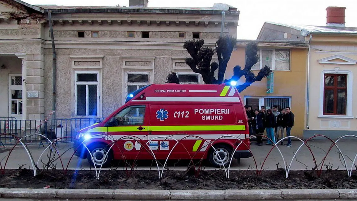 Un poliţist, BĂTUT în faţa primăriei din Fălticeni. Agresorul a fugit