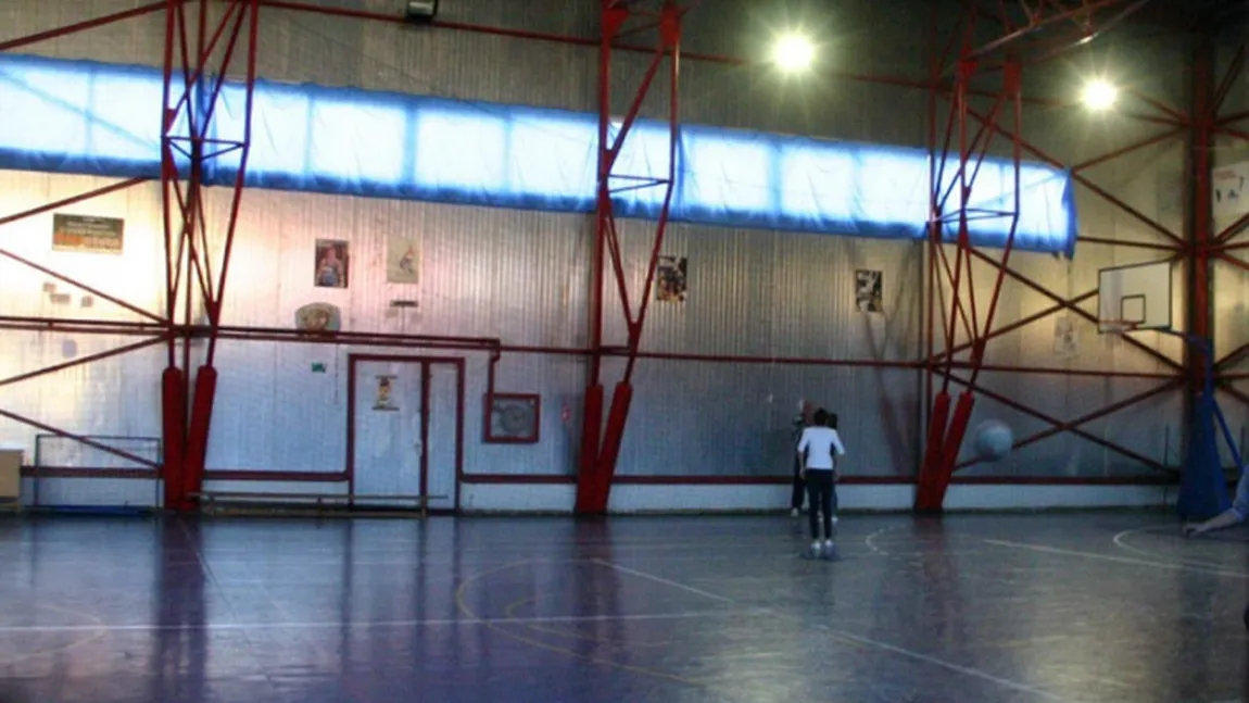 Profesor de sport la Brăila, acuzat că a bătut o elevă care vorbea la telefon în timpul orei
