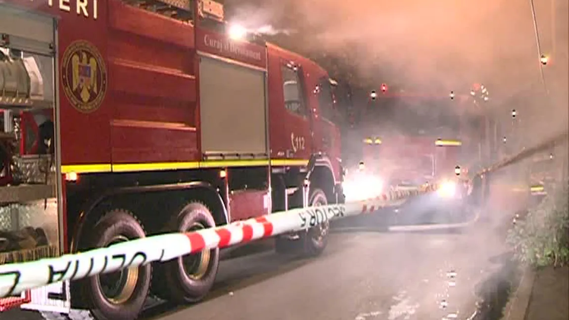 Incendiu puternic în Bucureşti. Un depozit de mobiă s-a făcut scrum