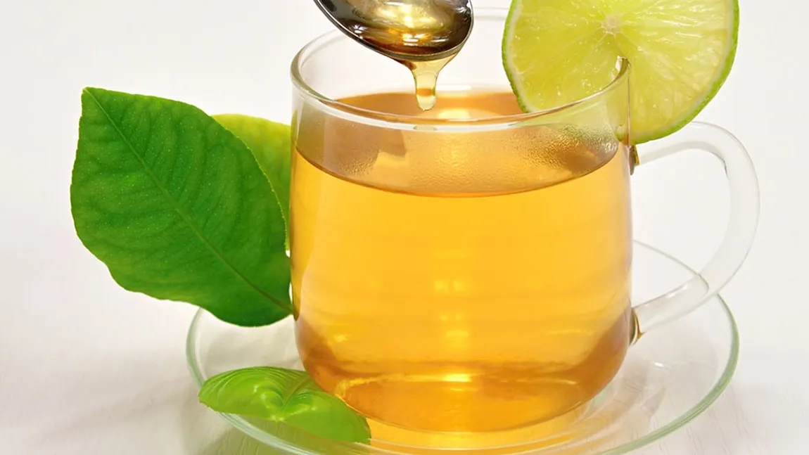 De ce este bine să bei dimineaţa apă caldă cu miere şi lămâie