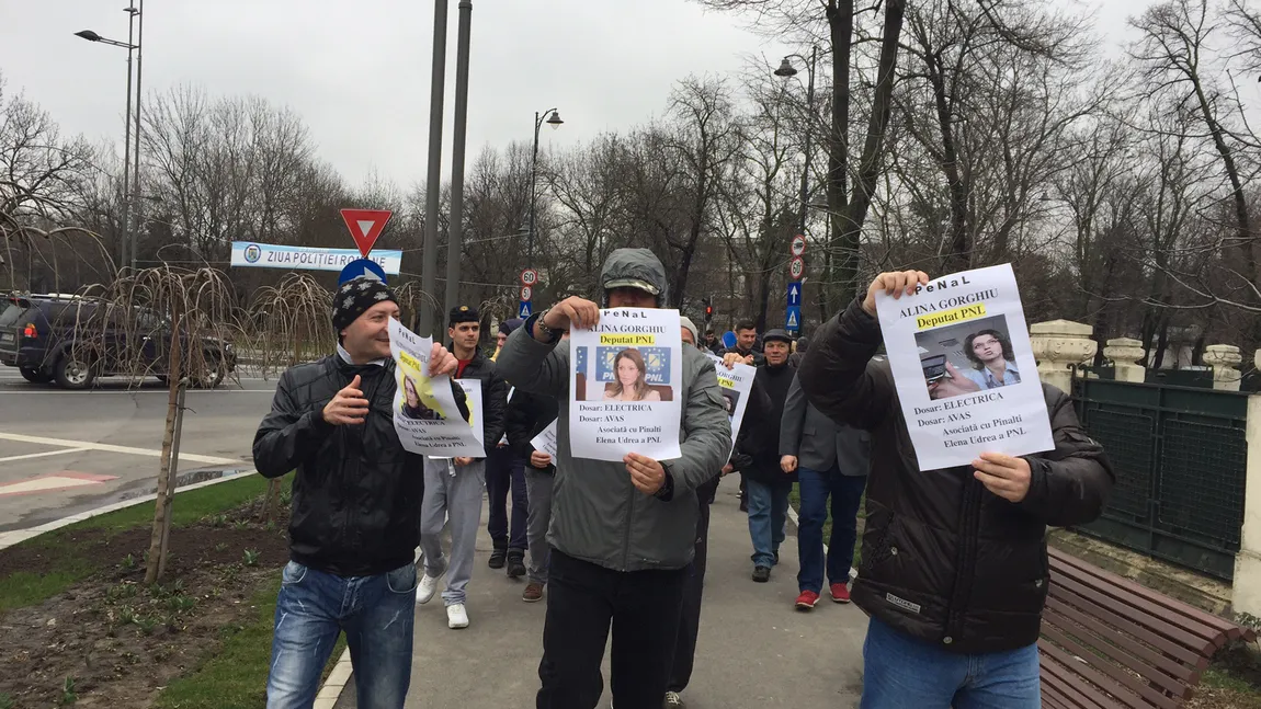 Peste 200 de oameni au protestat ȋmpotriva Alinei Gorghiu ȋn faţa sediului PNL