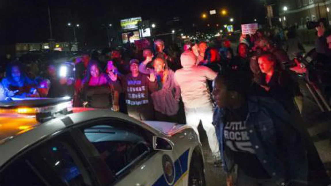 Stare de urgenţă la Ferguson. O nouă noapte de violenţe după comemorarea morţii lui Michael Brown