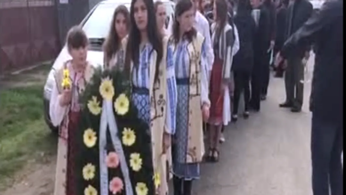 Momente SFÂŞIETOARE. Fetiţele ucise de tată au fost înmormântate în costume populare VIDEO