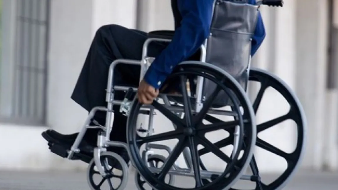 AMENDĂ pentru Judecătoria din Piteşti, după ce un invalid a fost urcat pe braţe, în lipsa unei rampe