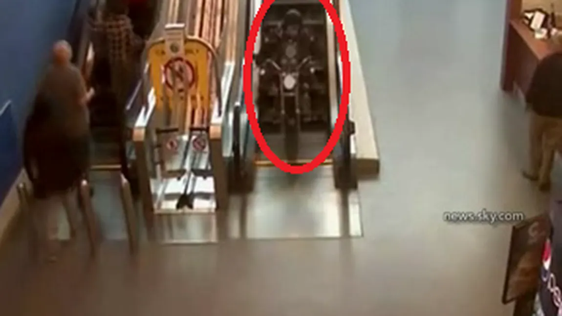 Imagini ULUITOARE. Un motociclist a fost urmărit de poliţişti prin mall VIDEO