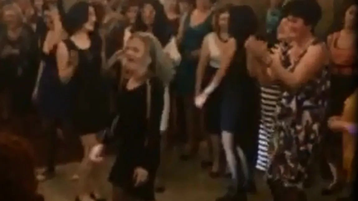 O femeie de 60 de ani a dansat provocator şi şi-a arătat chiloţii în ring VIDEO