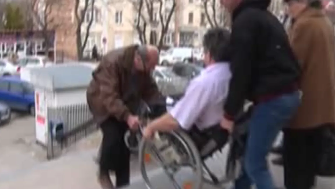 REVOLTĂTOR. Bărbat cu handicap, purtat pe braţe în faţa instanţei VIDEO