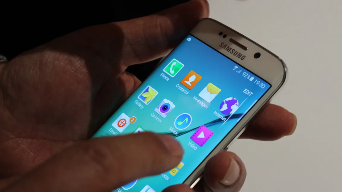 Galaxy S6 nu e perfect: Au fost sesizate primele probleme cu ecranul