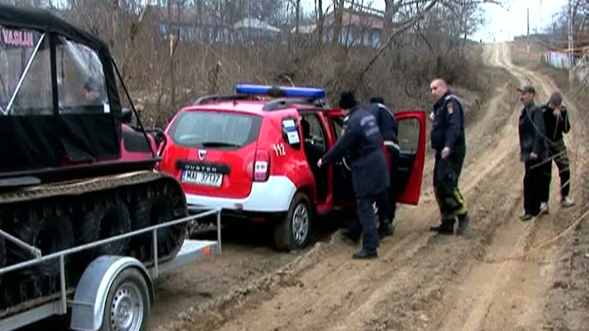 Ambulanţă împotmolită în noroi, în Vaslui. Pacienta grav bolnavă a fost adusă la medici cu autoşenilata VIDEO